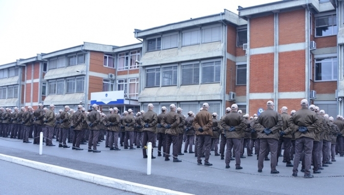 Kadet&euml;t e Policis&euml; s&euml; Kosov&euml;s rreshtohen para Drejtorit t&euml; Akademis&euml;