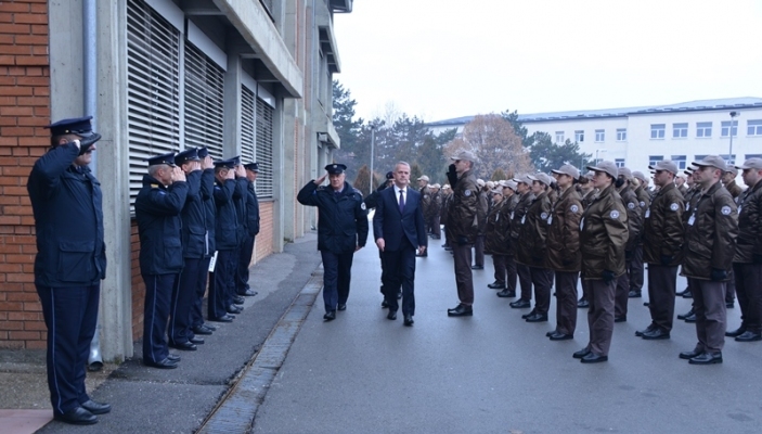 Kadet&euml;t e Policis&euml; s&euml; Kosov&euml;s rreshtohen para Drejtorit t&euml; Akademis&euml;