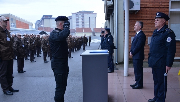 Kadet&euml;t e Policis&euml; s&euml; Kosov&euml;s rreshtohen para Drejtorit t&euml; Akademis&euml;