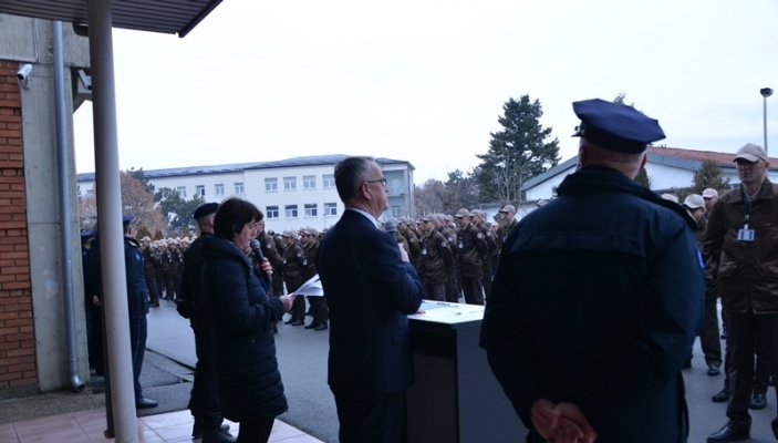 Kadet&euml;t e Policis&euml; s&euml; Kosov&euml;s rreshtohen para Drejtorit t&euml; Akademis&euml;