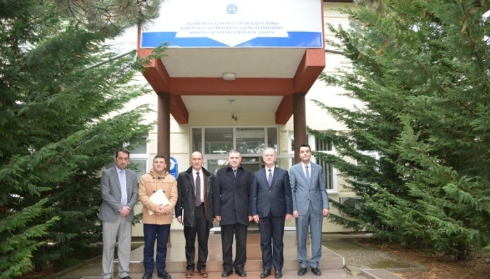 Drejtori i P&euml;rgjithsh&euml;m Ismail Smakiqi priti n&euml; takim drejtorin e Akademis&euml; Diplomatike Beqir Ismailin