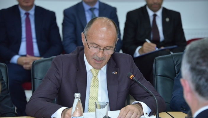 U p&euml;rurua  pllaka e akreditimit nd&euml;rkomb&euml;tar&euml; t&euml; Akademis&euml; nga IADLEST
