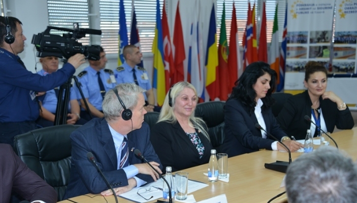 U p&euml;rurua  pllaka e akreditimit nd&euml;rkomb&euml;tar&euml; t&euml; Akademis&euml; nga IADLEST