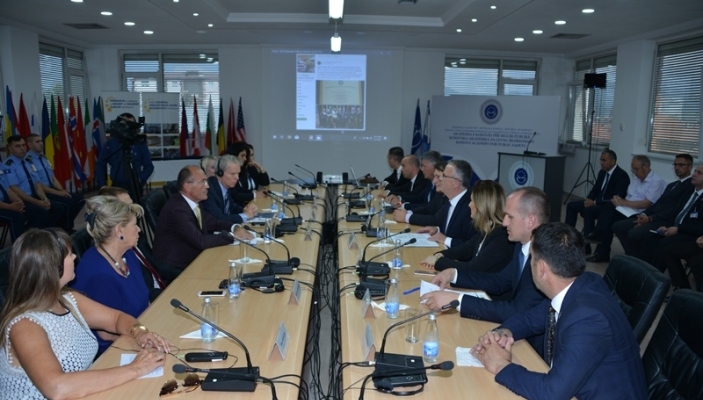 U p&euml;rurua  pllaka e akreditimit nd&euml;rkomb&euml;tar&euml; t&euml; Akademis&euml; nga IADLEST