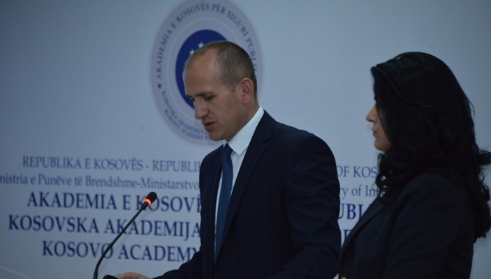 U p&euml;rurua  pllaka e akreditimit nd&euml;rkomb&euml;tar&euml; t&euml; Akademis&euml; nga IADLEST