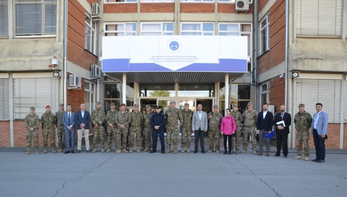 Disa ushtar&euml; t&euml; KFOR-it slloven n&euml; Kosov&euml; vizituan Akademin&euml;