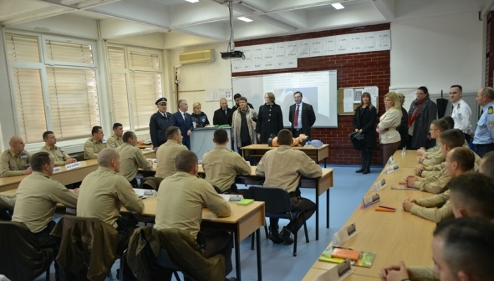 OSBE i dhuron 300 libra Akademis&euml; s&euml; Kosov&euml;s p&euml;r Siguri Publike