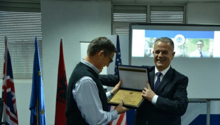 Smakiqi priti n&euml; takim lamtumir&euml;s  shefin e ICITAP-it  Cameron Fisher