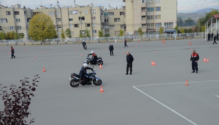 Pjes&euml;tar&euml;t e Policis&euml; s&euml; Republik&euml;s s&euml; Shqip&euml;ris&euml; trajnohen n&euml; Akademi