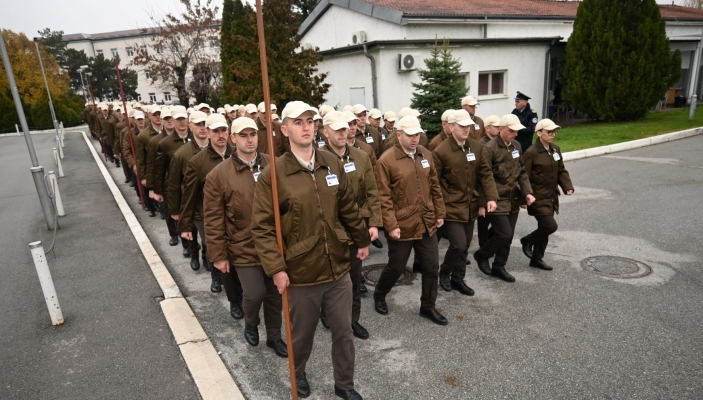  Kadet&euml;t mbajt&euml;n nj&euml; minut&euml; heshtje n&euml; nderim t&euml; kolegut t&euml; tyre Flordian Shabaj 