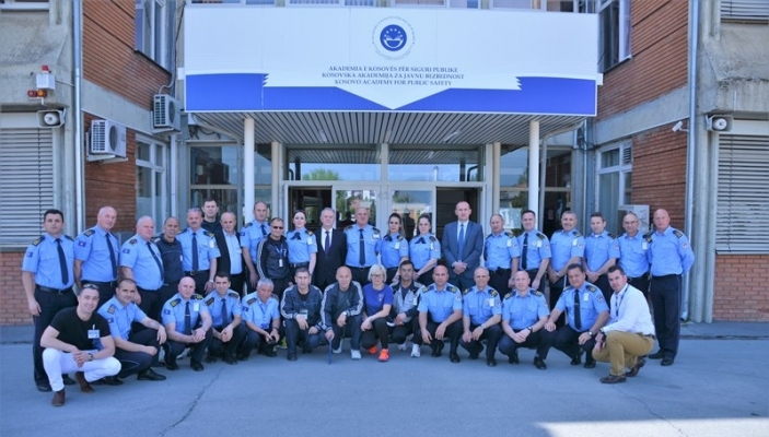 Akademia e Kosov&euml;s p&euml;r Siguri Publike akreditohet nga Autoriteti Komb&euml;tar i Kualifikimeve, kurse gjat&euml; jav&euml;s s&euml; ardhshme pritet t&euml; akreditohet nga Asociacioni Nd&euml;rkomb&euml;tar i Drejtor&euml;ve t&euml; Standardeve dhe Trajnimit t&euml; Zbatimit t&euml; Ligjit t&euml; Shteteve t&euml; Bashkuara t&euml; Amerik&euml;s