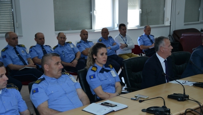Akademia e Kosov&euml;s p&euml;r Siguri Publike akreditohet nga Autoriteti Komb&euml;tar i Kualifikimeve, kurse gjat&euml; jav&euml;s s&euml; ardhshme pritet t&euml; akreditohet nga Asociacioni Nd&euml;rkomb&euml;tar i Drejtor&euml;ve t&euml; Standardeve dhe Trajnimit t&euml; Zbatimit t&euml; Ligjit t&euml; Shteteve t&euml; Bashkuara t&euml; Amerik&euml;s