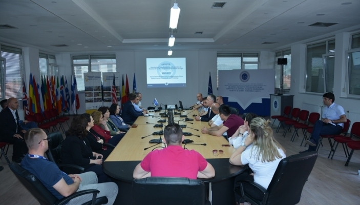 Akademia e Kosov&euml;s p&euml;r Siguri Publike akreditohet nga Autoriteti Komb&euml;tar i Kualifikimeve, kurse gjat&euml; jav&euml;s s&euml; ardhshme pritet t&euml; akreditohet nga Asociacioni Nd&euml;rkomb&euml;tar i Drejtor&euml;ve t&euml; Standardeve dhe Trajnimit t&euml; Zbatimit t&euml; Ligjit t&euml; Shteteve t&euml; Bashkuara t&euml; Amerik&euml;s