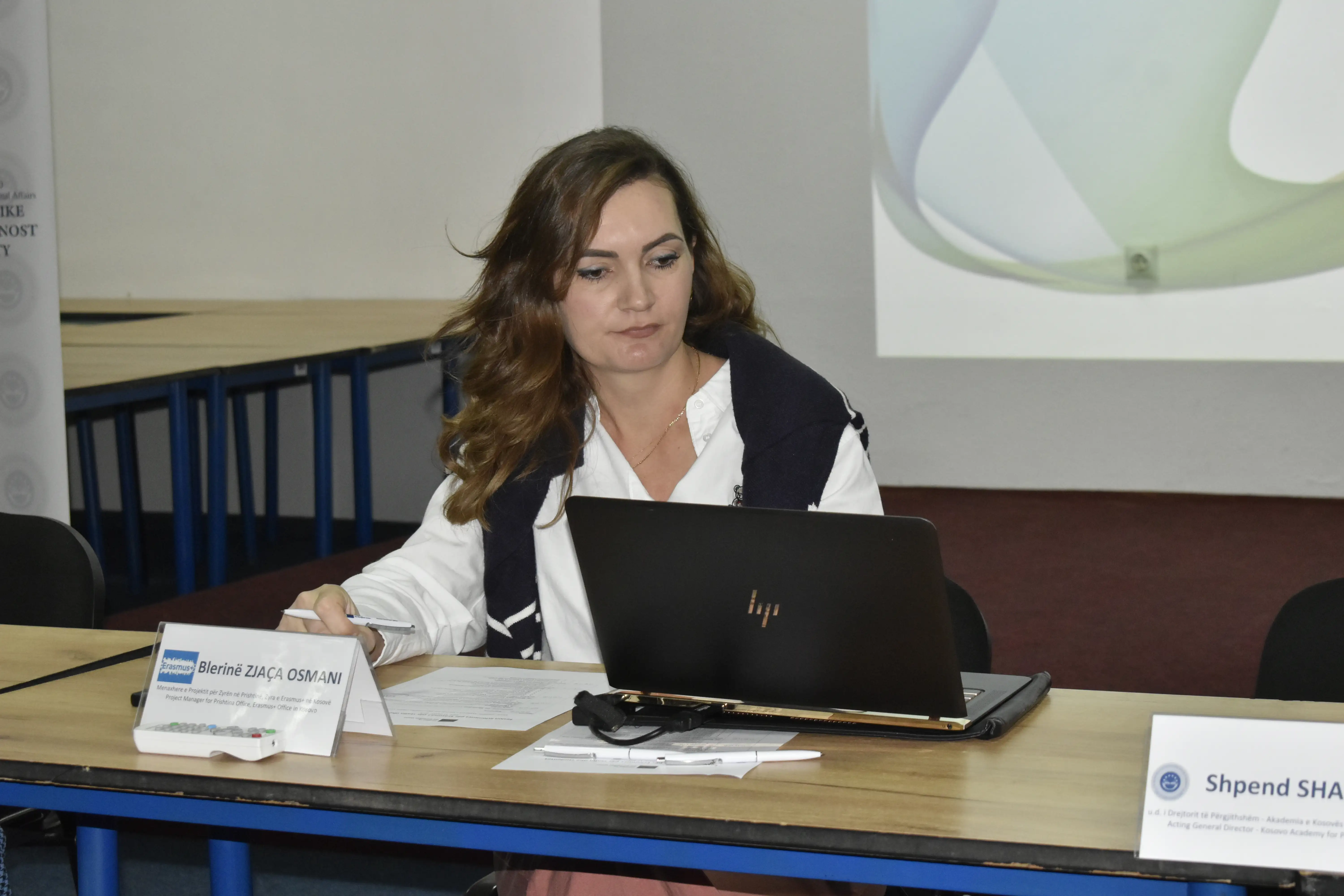 Zyra e Erasmus+ në Kosovë mbajti sesionin informues për programin Erasmus+ për stafin dhe studentët e AKSP-së