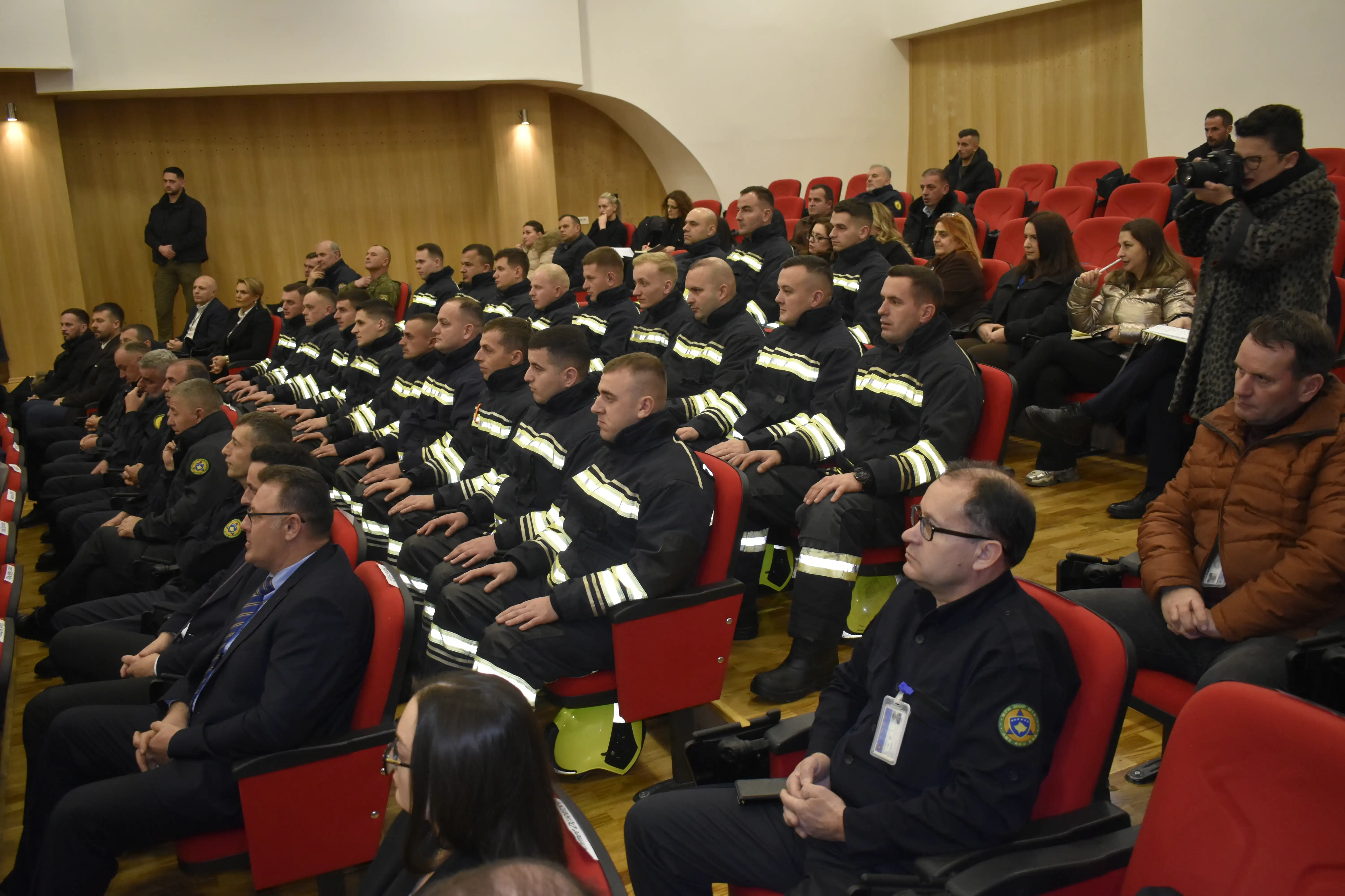 Në Akademinë e Kosovës për Siguri Publike sot diplomuan 21 kadetë për zjarrfikës