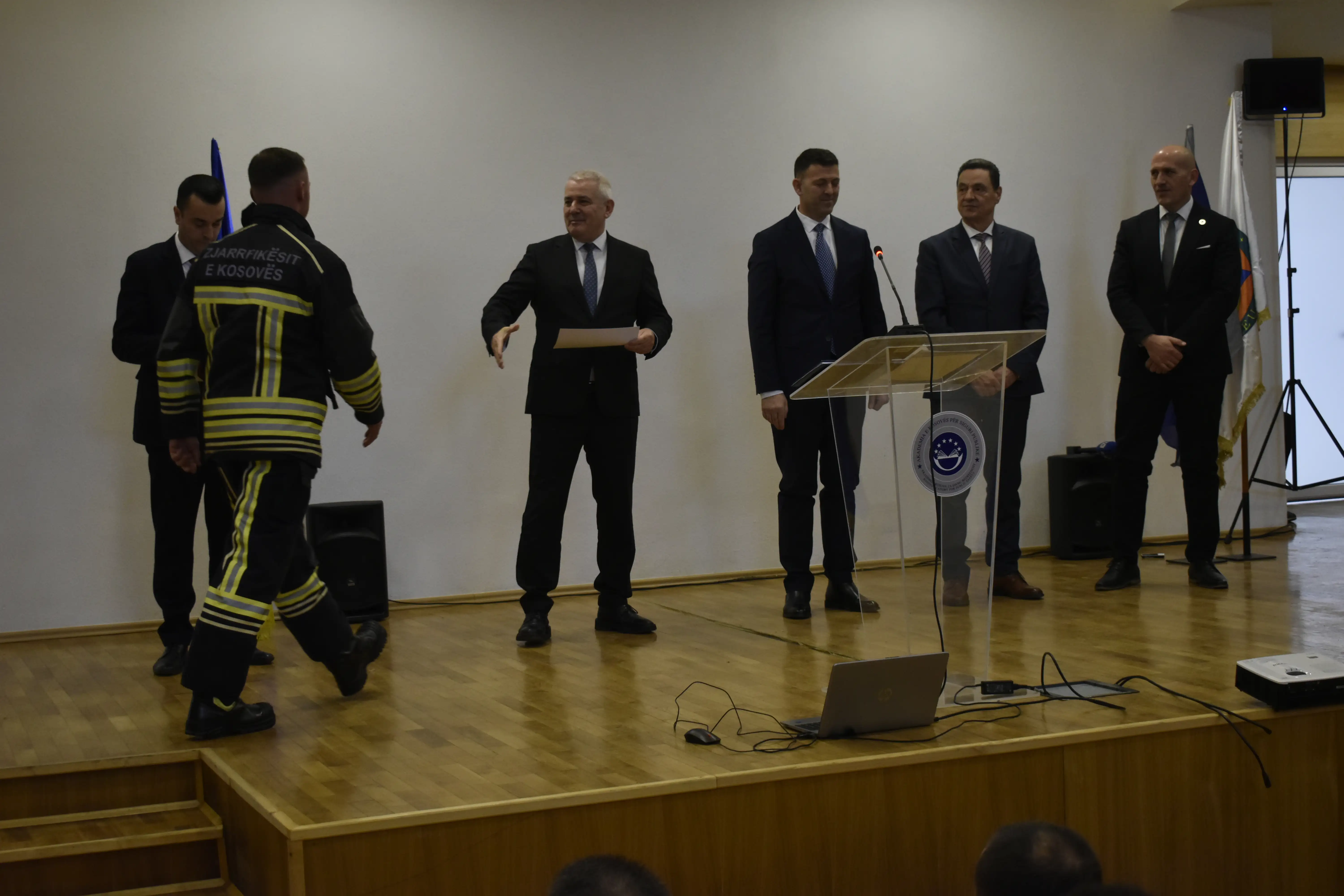 Në Akademinë e Kosovës për Siguri Publike sot diplomuan 21 kadetë për zjarrfikës