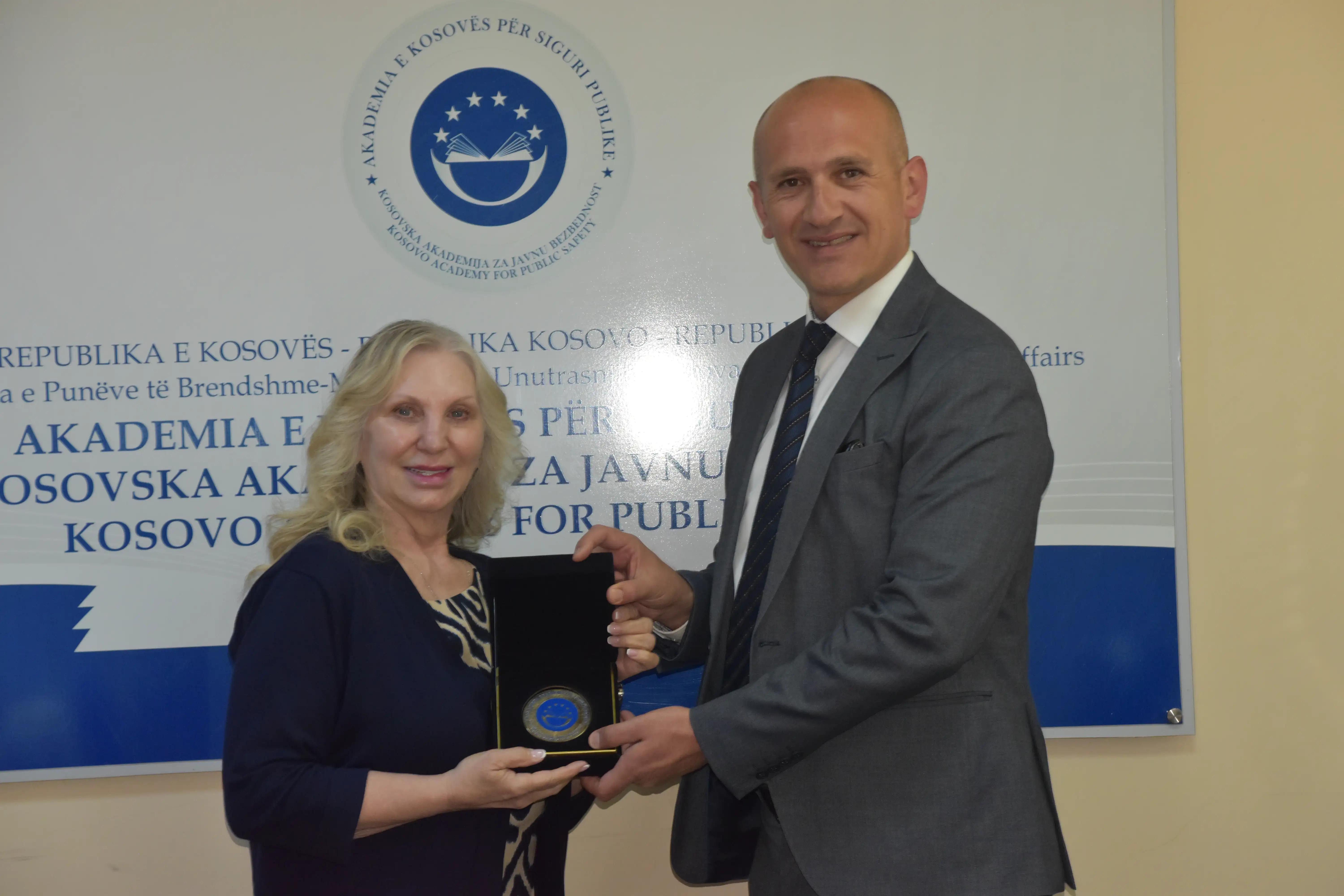 Atasheja e Ambasadës së SHBA-ve në Kosovë, Kimberly Riffe, zhvilloi takim lamtumirës në AKSP