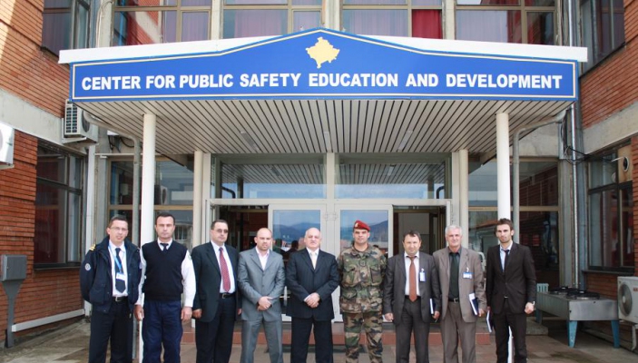 Komandanti i Batalionit Shum&euml;komb&euml;sh t&euml; KFOR-it n&euml; veri z.Kolonel Chaxel vizitoi QKSPEZH-in
