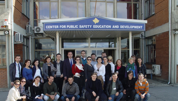 Shkolla  e Sektorit  t&euml; Siguris&euml;  p&euml;r Gazetar&euml; vizitoi Qendr&euml;n e Kosov&euml;s p&euml;r Siguri Publike, Edukim dhe Zhvillim
