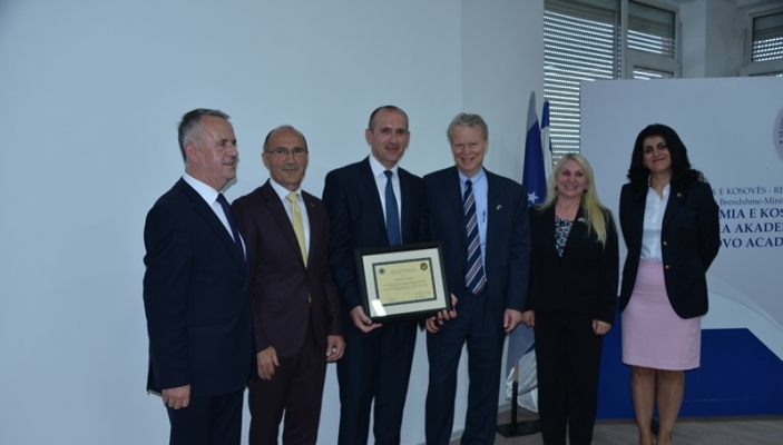U p&euml;rurua  pllaka e akreditimit nd&euml;rkomb&euml;tar&euml; t&euml; Akademis&euml; nga IADLEST