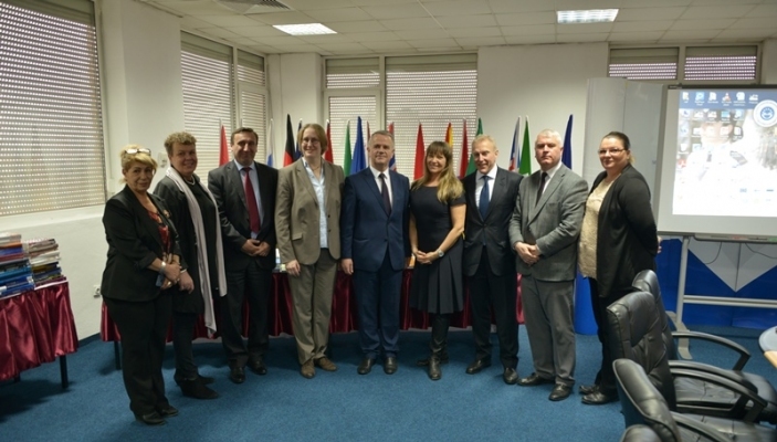 OSBE i dhuron 300 libra Akademis&euml; s&euml; Kosov&euml;s p&euml;r Siguri Publike