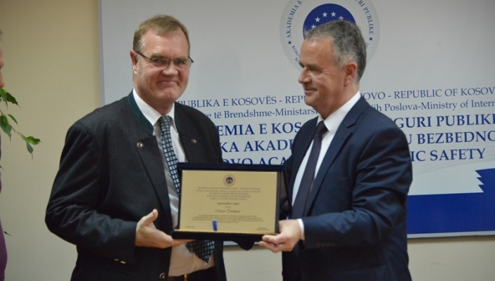Drejtori Smakiqi priti n&euml; takim lamtumir&euml;s drejtorin e  Departamentit p&euml;r Rend dhe Siguri Publike n&euml; OSBE, Carsten Twelmeier