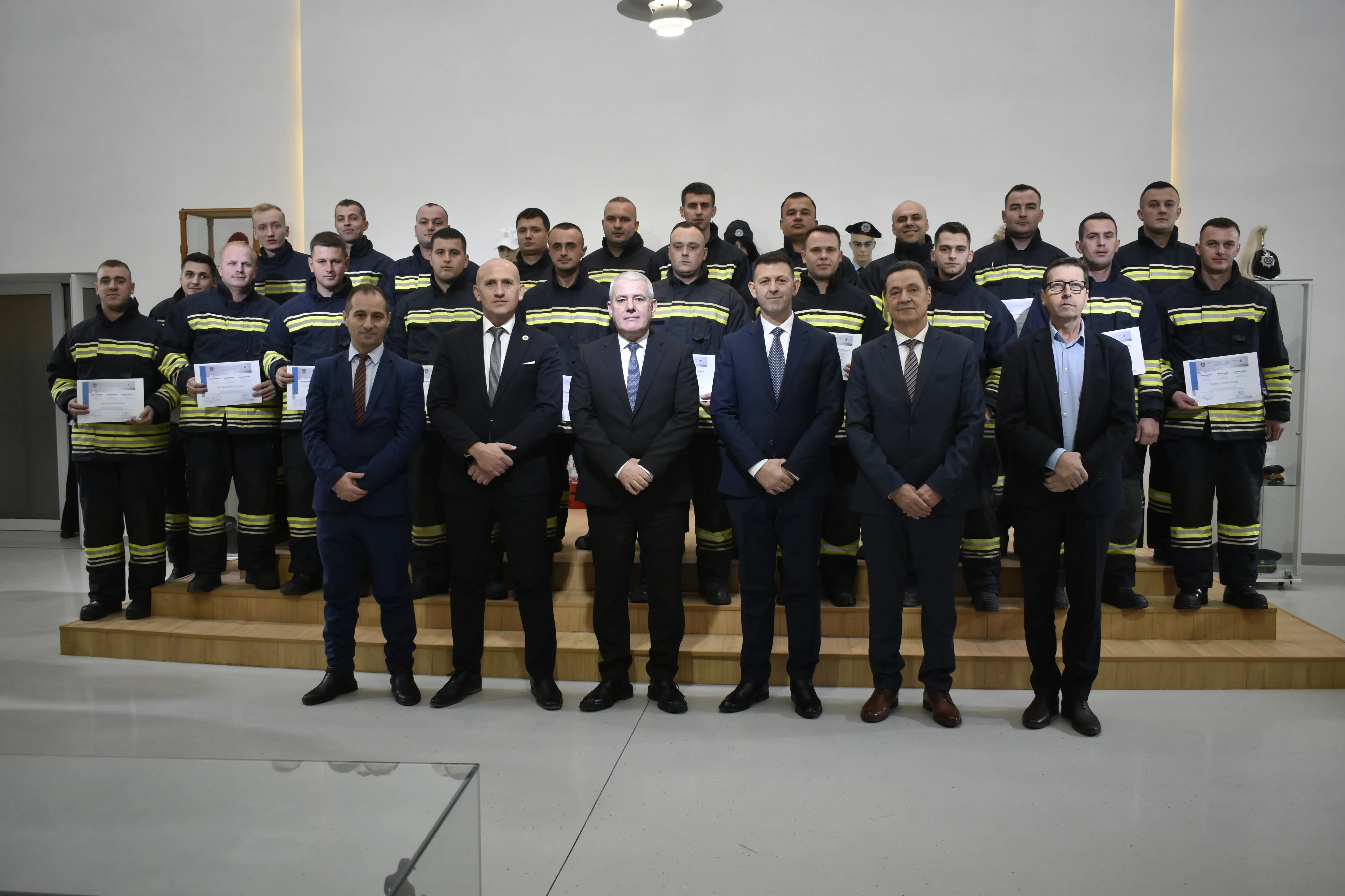 Në Akademinë e Kosovës për Siguri Publike sot diplomuan 21 kadetë për zjarrfikës