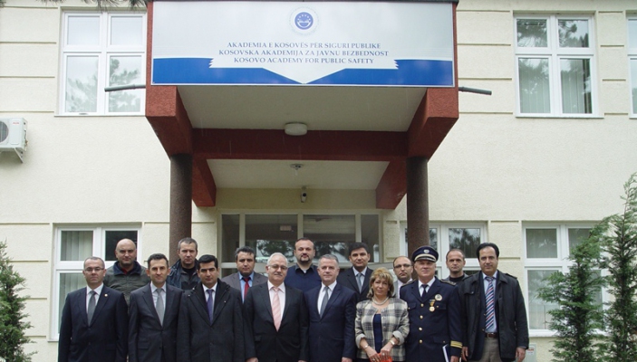 Udh&euml;heq&euml;si i Departamentit p&euml;r &Ccedil;&euml;shtje t&euml; Siguris&euml; pran Zyr&euml;s s&euml; Kryeministrit Turk, Ahmet Dogan vizitoi Akademin&euml;