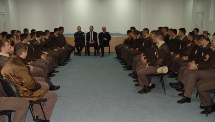 Drejtori Smakiqi u takua me kadet&euml;t e rinj t&euml; Policis&euml; s&euml; Kosov&euml;s