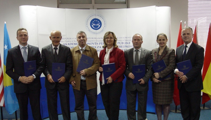 Akademia e Kosov&euml;s p&euml;r Siguri Publike n&euml;nshkroi marr&euml;veshje bashk&euml;punimi me Agjencionet e Siguris&euml; Publike