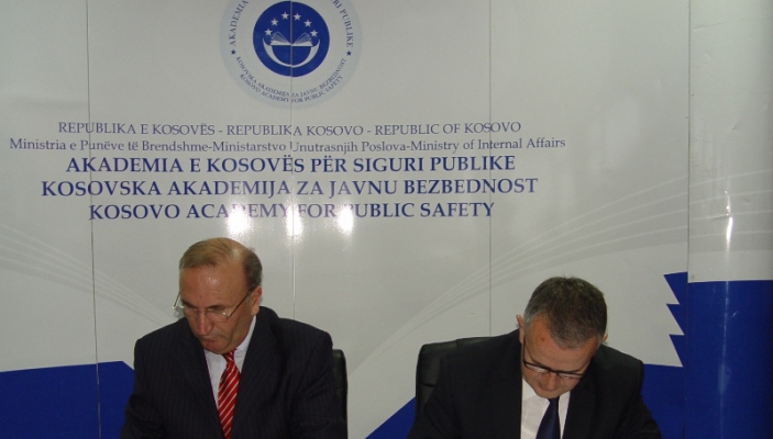 Akademia e Kosov&euml;s p&euml;r Siguri Publike n&euml;nshkroi marr&euml;veshje bashk&euml;punimi me Universitetin e Prishtin&euml;s