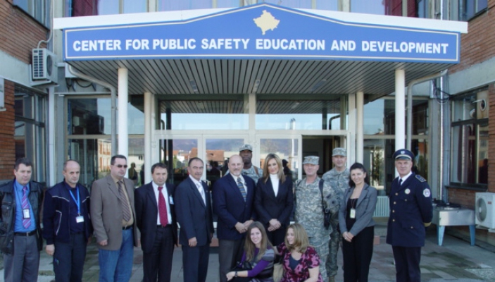 Delegacioni nga Bondsteel-i dhe Washington D.C., vizitoi Qendr&euml;n e Kosov&euml;s p&euml;r Siguri Publike, Edukim dhe Zhvillim