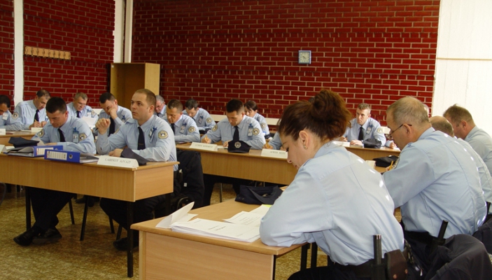 T&euml; premten diplomon gjenerata e 42-t&euml;  e zyrtar&euml;ve policor 